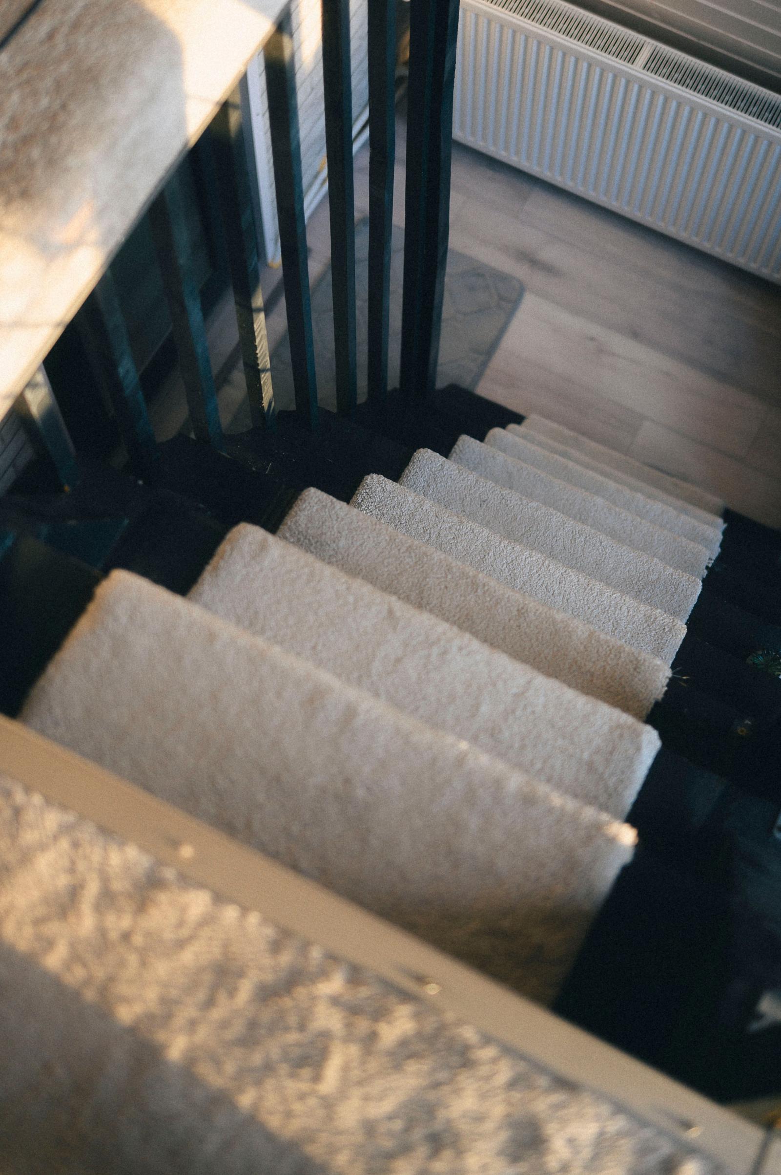 Loose or Worn Stair Carpet? A Fort Lauderdale Safety Check Before Holiday Guests